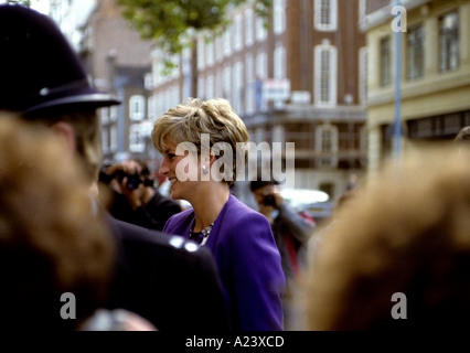 Son Altesse Royale la princesse de Galles Diana -VISITE LE ARTS COUNCIL EN GT PETER ST WESTMINSTER LONDON UK Banque D'Images