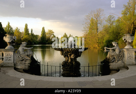 Jardins italiens dans Kensington Gardens LONDON UK Banque D'Images