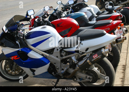 Motos dans une rangée Banque D'Images