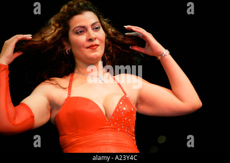 Égyptien ventre danseuse célèbre Dandesh effectuer dans un spectacle de danse Banque D'Images