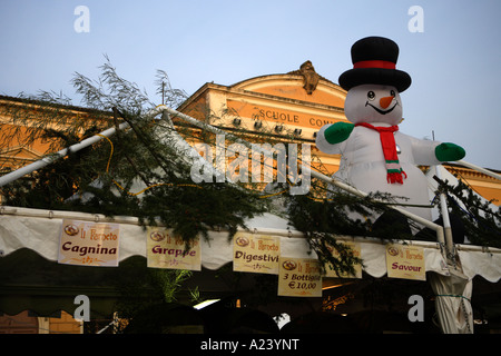 Le Snowman market stall sur Fiera di San Martino, Santarcangelo di Romagna, Emilie-Romagne, Italie, Europe Banque D'Images