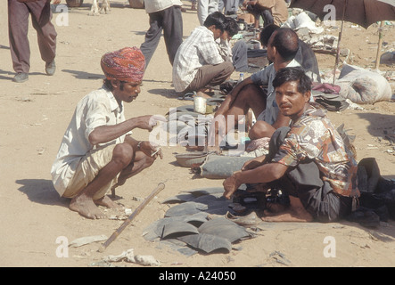 Le travail du cuir à la Pushkar camel annuel juste. La ville d'Ajmer, Rajasthan, Inde. Banque D'Images