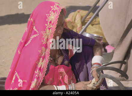 Les femmes du Rajasthan l'achat d'articles à la Pushkar camel annuel juste. La ville d'Ajmer, Rajasthan, Inde. Banque D'Images
