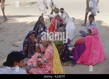 Une femme en habit traditionnel du Rajasthan. Pushkar, Ajmer, Rajasthan, Inde. Banque D'Images