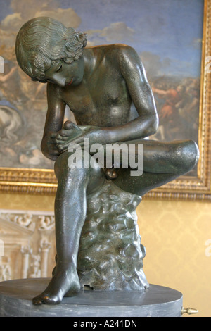 Garçon avec une épine ou Spinario est la célèbre sculpture hellénistique gréco-romaine de bronze dans le Palais des Conservateurs à Rome Banque D'Images