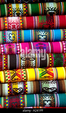 Pile de couleurs à motifs traditionnellement péruvienne, en matières textiles Banque D'Images