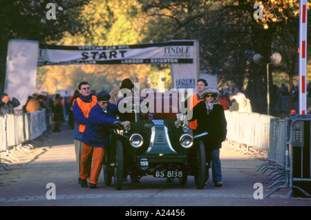 1999 Londres à Brighton run start Renault 1904 Banque D'Images