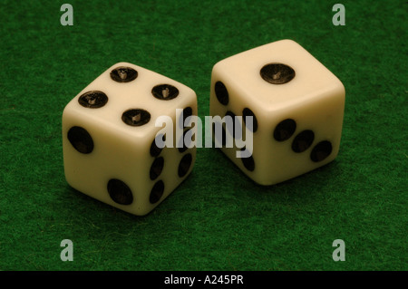 Dice sur un feutre vert table de jeu Banque D'Images