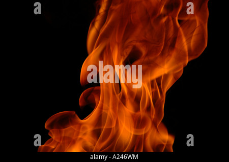 Les flammes de feu sur un fond noir Banque D'Images