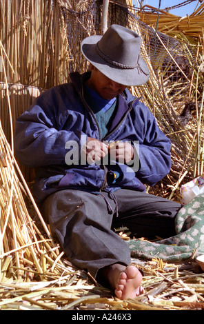 Faire de l'homme péruvien artisanat reed reed floating island, Lac Titicaca, Pérou Banque D'Images