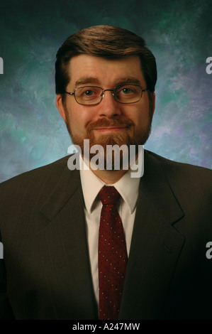Portrait d'un homme barbu en costume cravate et lunettes Banque D'Images