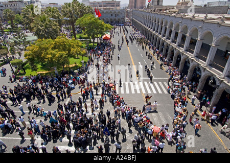 L'un des nombreux défilés de rue qui a eu lieu dans les villes péruviennes, villages et villes chaque année - c'est dans Arequipa. Banque D'Images