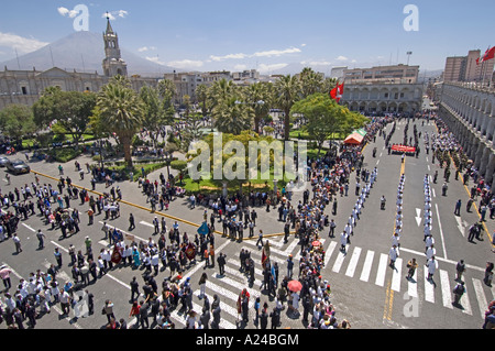 L'un des nombreux défilés de rue qui a eu lieu dans les villes péruviennes, villages et villes chaque année - c'est dans Arequipa. Banque D'Images