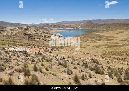 Vue de la rude beauté naturelle des hautes Andes landcape et lac au Pérou. Banque D'Images