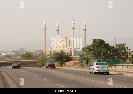 La Mosquée nationale d'Abuja, avec road et voitures Banque D'Images