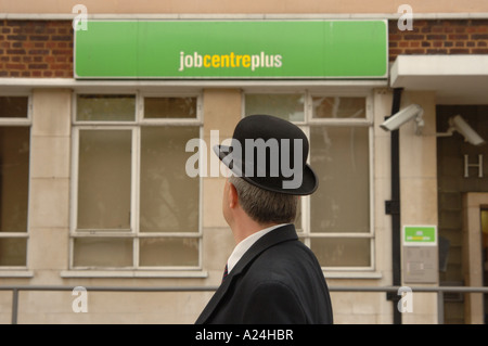 Ville gent à l'emploi à la recherche d'un emploi. Banque D'Images