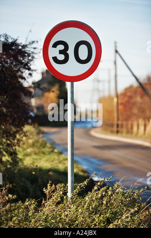 Panneau routier - 30mph vitesse limite au bord du petit village, England, UK Banque D'Images