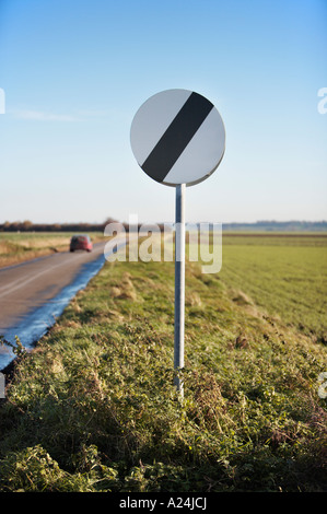 Panneau routier national de limitation de vitesse UK sur une route rurale Banque D'Images