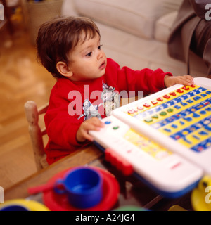 Petite fille lettres d'apprentissage Banque D'Images