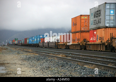 Laissez-passer de Train de conteneurs en pleine vitesse dans Tehachapi Californie USA Banque D'Images