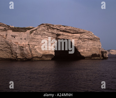 Les grottes de la mer dans les falaises de Bonifacio ci-dessous Banque D'Images