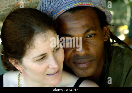 Portrait mixed race couple homme noir femme blanche avec visages ensemble Banque D'Images