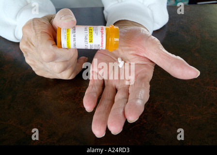 85 ans senior prend médecine de prescription pour aider à dormir Banque D'Images