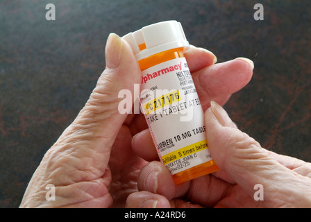 85 ans senior prend médecine de prescription pour aider à dormir Banque D'Images