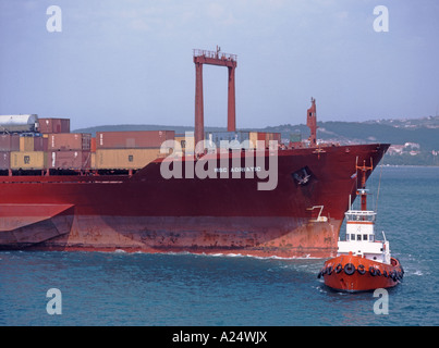 Koper, Slovénie Primorska,. Bateau remorqueur tirant de grands porte-conteneurs dans le port de Koper Banque D'Images