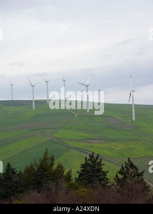 Les générateurs électriques de vent dans les Pouilles, Foggia, Italie, Europe Banque D'Images