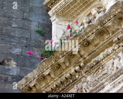 Fleurs dans la sculpture, le Castel Nuovo, à Piazza Municipio, Naples, Italie, Campanie, Europe Banque D'Images