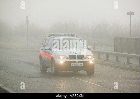 Une voiture de police la conduite dans le brouillard verglaçant, Loughborough, Royaume-Uni, Liecestershire Banque D'Images