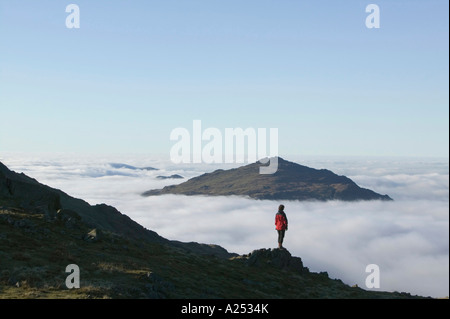 Marcher sur les nuages gris au-dessus de Frère lors d'une inversion de température, Lake District, UK Banque D'Images