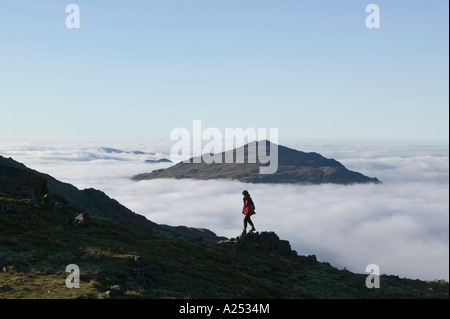 Marcher sur les nuages gris au-dessus de Frère lors d'une inversion de température, Lake District, UK Banque D'Images