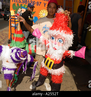 Le Père Noël piñatas à vendre à Mazatlan Mexique. Banque D'Images