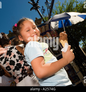 Tirant un visage de fille et de manger des glaces avec sa mère sur les rues du centre-ville de Mazatlan Mexique Banque D'Images