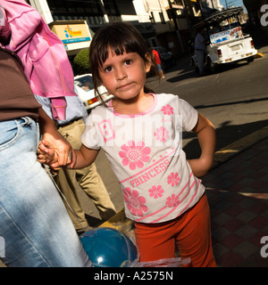 Touchant une fille poser détient la main de sa mère sur les rues du centre-ville de Mazatlan Mexique Banque D'Images