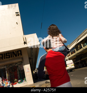 Fille est assise sur son épaule du père n centre-ville Mexique Pas de modèle libération nécessaire comme l'arrière dis bien personne reconnaissable Banque D'Images