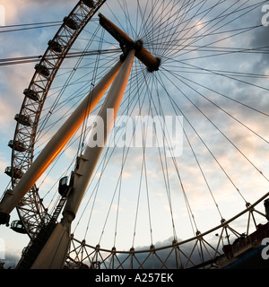 Le London Eye (grande roue du millénaire sur la rive sud de Londres dans la soirée 2007 Banque D'Images