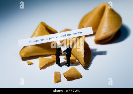 Deux businessman in front of fortune cookies avec la lecture du message de la prospérité est juste autour du coin Banque D'Images