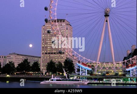 La roue du millénaire parfois connu comme le London Eye sur la rive sud de la Tamise au crépuscule Banque D'Images