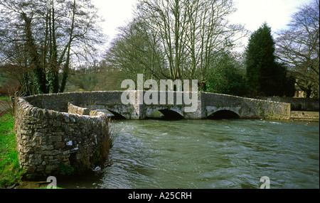 La Cité Médiévale Sheepwash Pont sur la rivière Wye Ashford dans l'eau dans le Derbyshire Peak District England UK Banque D'Images