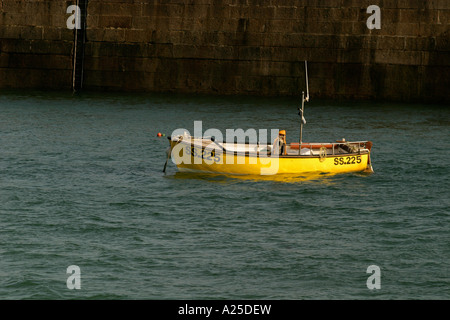 Jaune petit bateau amarré dans le port de St Ives Cornwall UK Banque D'Images