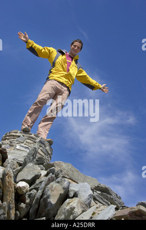 Explorer Bear Grylls au sommet du Snowdon, au nord du Pays de Galles, Royaume-Uni Banque D'Images