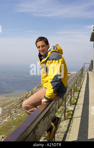 Explorer Bear Grylls au sommet du Snowdon, au nord du Pays de Galles, Royaume-Uni Banque D'Images