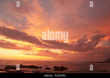 Ciel coucher de soleil spectaculaire route des jardins en Afrique du Sud Banque D'Images