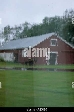Maison de campagne vu à travers la vitre d'une fenêtre dans un jour de pluie Laponie Suède Banque D'Images