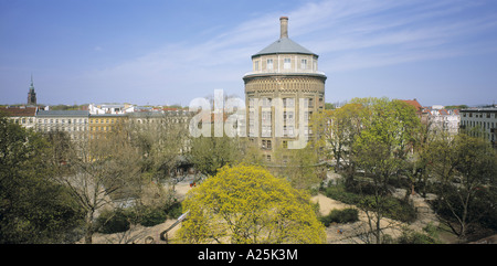 Vue sur la tour de l'eau dans l'arrondissement de Prenzlauer Berg. Route et Diedenhofer Knaack Road en arrière-plan, l'Allemagne, Berlin Banque D'Images