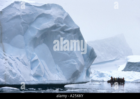 Près de l'iceberg dans Rodefjord zodiac, le Groenland, l'Est du Groenland, Scoresbysund, Tunu Banque D'Images