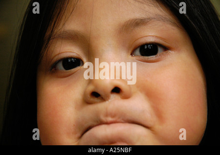 A trois ans bébé fille Maya faisant d'expressions du visage Banque D'Images